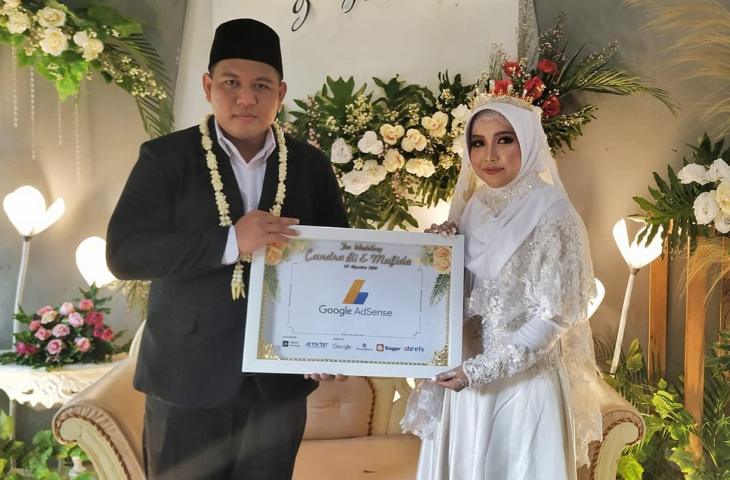 Pasangan pengantin menikah dengan mahar Google Adsense. (Facebook/ Candra Bi)