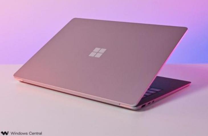 Gambar laptop Surface dari Microsoft.  (Jendela Tengah)