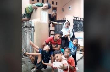 Perjuangan selfie deretan bocah ini bikin netizen salfok. (TikTok/ nurrayni25)