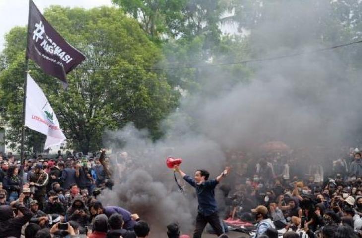 Demo tolak Omnibus Law di Gedung DPRD Jawa Barat, Kota Bandung. (Suara.com/Emi L Palau)