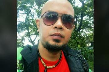 Driver ojol yang dinilai mirip Ahmad Dhani ini bikin netizen salfok. (Facebook/ Choky S Butar Butar)