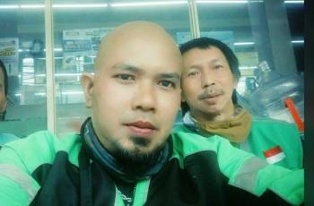 Driver ojol yang dinilai mirip Ahmad Dhani ini bikin netizen salfok. (Facebook/ Choky S Butar Butar)