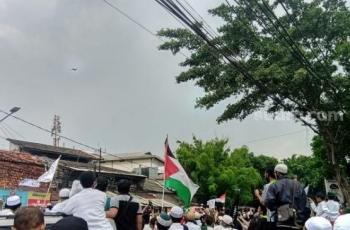 Massa sambut kepulangan Habib Rizieq. (Suara.com/Arga)