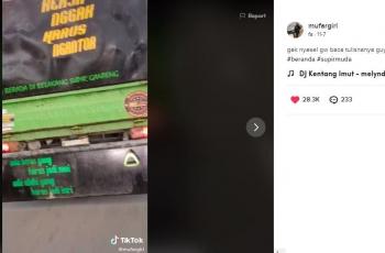 Tulisan di belakang truk ini bikin netizen salfok. (TikTok/ @mufargirl)