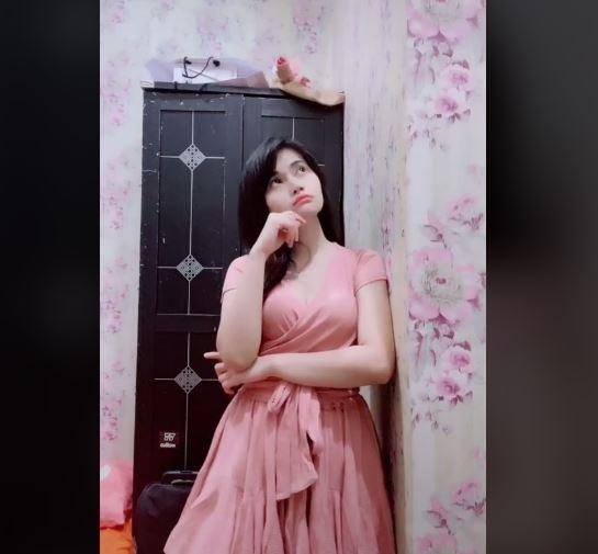 Wanita cantik yang ngaku janda dan nyari pasangan ini bikin netizen salfok. (TikTok/ @dominica_real)