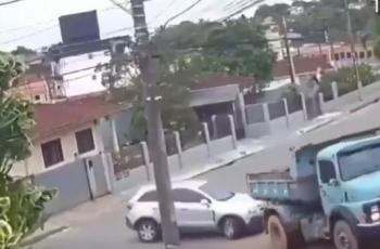 Mobil yang terhindar dari truk mundur ini bikin netizen salfok. (Instagram/ omg.indonesia.id)