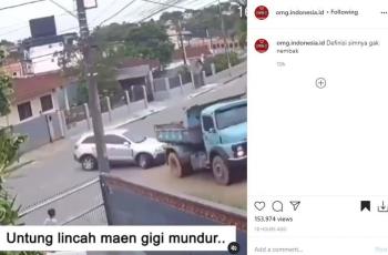 Mobil yang terhindar dari truk mundur ini bikin netizen salfok. (Instagram/ omg.indonesia.id)