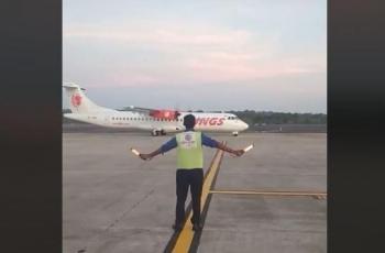 Cara kerja tukang parkir pesawat ini menarik perhatian netizen. (TikTok/ ekolukamtoro)