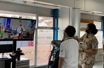 Mencoba aplikasi AR SPortainment yang dikembangkan Telkom. (dok Nvidia)