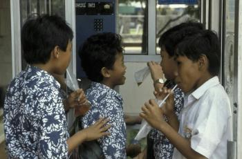 Foto jadul remaja 1993 ini bikin netizen nostalgia. (Instagram/ @perfectlifeid)