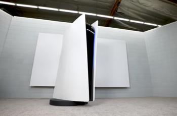 PlayStation 5 raksasa. (YouTube/ZHC)