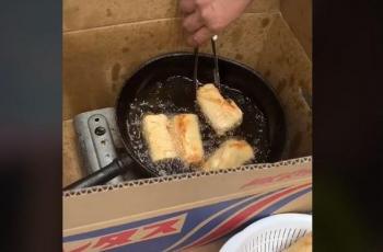 Bakso dan tempe mendoan yang dijual di Jepang ini bikin salfok. (TikTok/ @akulibra02)