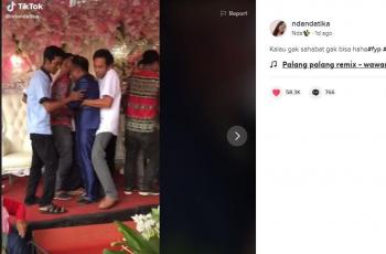 Pengantin pria yang diminta untuk memfoto bikin netizen salfok. (TikTok/ @ndandatika)