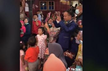 Pengantin pria yang diminta untuk memfoto bikin netizen salfok. (TikTok/ @ndandatika)