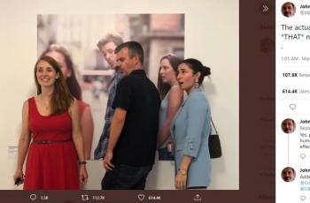 Tiga orang yang berfoto di depan meme legendaris ini viral di Twitter. (Twitter/ jdpoc)