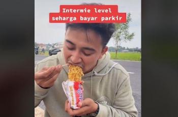Mie level yang dibanderol seharga tiket parkir bikin netizen kepengen. (TikTok/ @tiotiodteblunk)