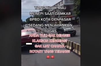 Mobil mewah yang diduga menghalangi Damkar ini bikin netizen geregetan. (TikTok/ @purwanarayana)