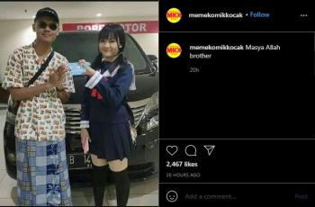 Pria foto bareng gadis cantik berseragam Jepang. (instagram/memekomikkocak)