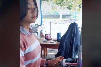 Gadis cantik yang membantu orangtua jualan mie kopyok ini menarik perhatian netizen. (Tiktok/ @salsabillaahs)