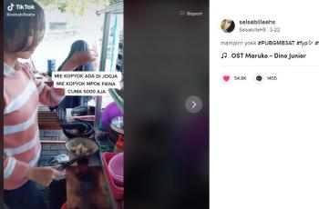 Gadis cantik yang membantu orangtua jualan mie kopyok ini menarik perhatian netizen. (Tiktok/ @salsabillaahs)