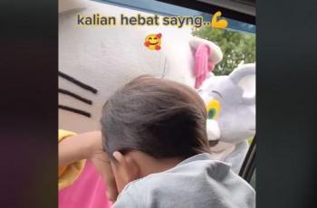 Remaja yang bekerja dengan kostum Hello Kitty ini bikin netizen salut. (TikTok/ @devie85.bkl)