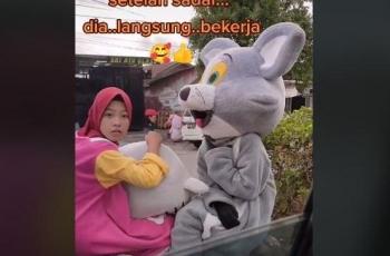 Remaja yang bekerja dengan kostum Hello Kitty ini bikin netizen salut. (TikTok/ @devie85.bkl)