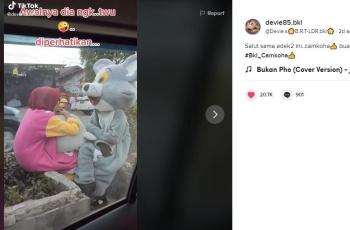 Remaja yang bekerja dengan kostum Hello Kitty ini bikin netizen salut. (TikTok/ @devie85.bkl)