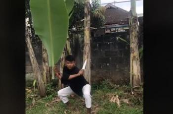 Cowok yang lagi nyari daun pisang ini bikin netizen ngakak. (TikTok/ @adhi.suasono)