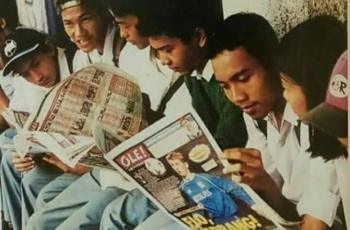 Foto lawas mengenai remaja yang membaca majalah ini menarik perhatian netizen. (Instagram/ jadoel.ig)