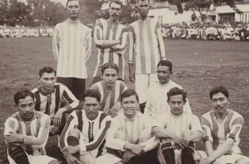 Foto jadul pemain antar klub sepak bola Hindia Belanda. (Instagram/ perfectlifeid)