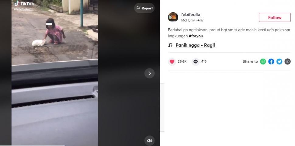 Bocah yang menyingkirkan kucing di tengah jalan ini bikin netizen salut. (TikTok/ @febifeolla)01