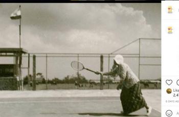 Foto jadul wanita yang tengah bermain tenis ini bikin netizen salfok. (Leiden University Libraries via Instagram/ perfectlifeid)