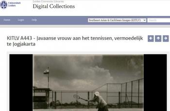 Foto jadul wanita yang tengah bermain tenis ini bikin netizen salfok. (Leiden University Libraries)