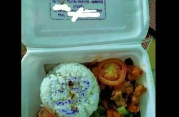 Nasi yang nggak sengaja terkena ''watermark'' ini bikin netizen salfok. (Facebook/ Keluh Kesah Driver Greb)