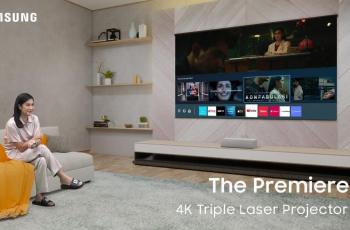 Dian Sastrowardoyo sedang menonton TV dengan The Premiere. (Samsung)