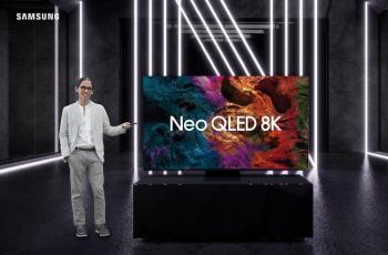 Angga Dwimas Sasongko dengan Neo QLED 8K. (Samsung)