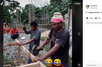 Tukang bangunan memalu dengan irama asyik. (TikTok/ aml2206)