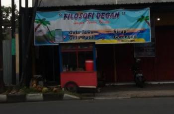 Penjual es kelapa. (Twitter/@nocontextwarung)