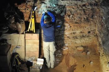 Proses penelitian di Gua Wonderwerk, Afrika Selatan. (Wonderwerk Research Project via Independent)