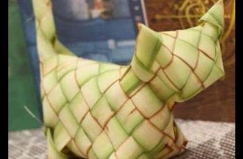 Ketupat bentuk unik. (Twitter/@ulat_bulu_bulu)