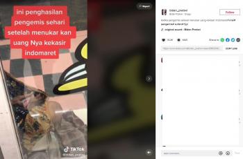Pengemis hitung hasil mengemis setelah ditukarkan di minimarket. (TikTok/ bidan_pratiwi)