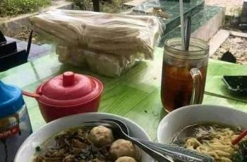 Warung bakso dengan pemandangan horor. (Twitter/@nocontextwarung)