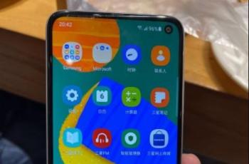 Foto hands on Samsung Galaxy F52 5G. (Weibo)