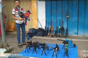 Mainan senjata unik terinspirasi dari PUBG dan Free Fire. (YouTube/ Ronny Andrianto)