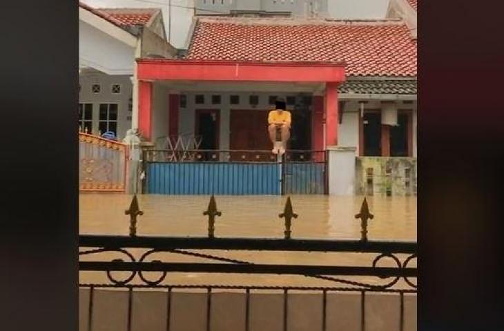 Penampakan banjir ini bikin netizen salfok. (TikTok/ @hyklim)