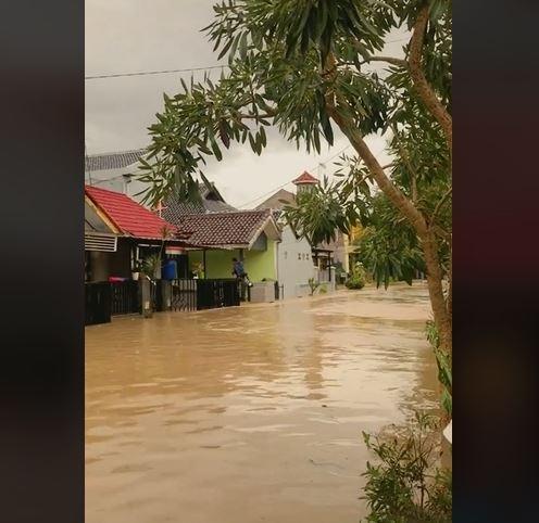 Penampakan banjir ini bikin netizen salfok. (TikTok/ @hyklim)