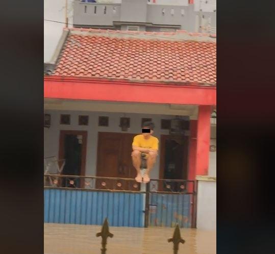 Penampakan banjir ini bikin netizen salfok. (TikTok/ @hyklim)