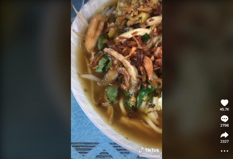 Temukan hal tidak biasa di mangkok soto. (tiktok/inisintaaaaa)