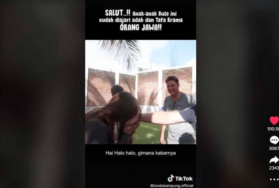 Anak bule yang diajari tata krama orang Jawa ini bikin netizen salut. (TikTok/ @londokampung.official)