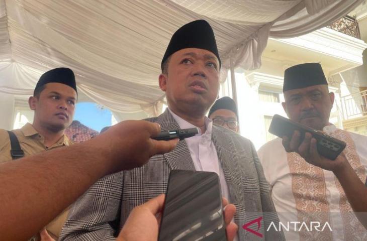 Menteri ATR/Kepala BPN Nusron Wahid (tengah) saat memberikan keterangan di Pondok Pesantren Buntet Cirebon, Jawa Barat, Sabtu (2/8/2025). ANTARA/Fathnur Rohman.